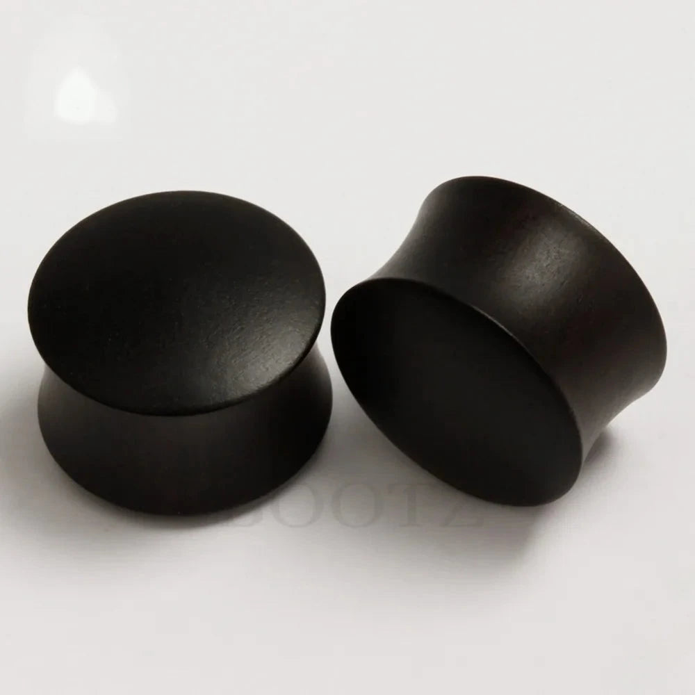 Plugs en bois massif noir, vue de profil