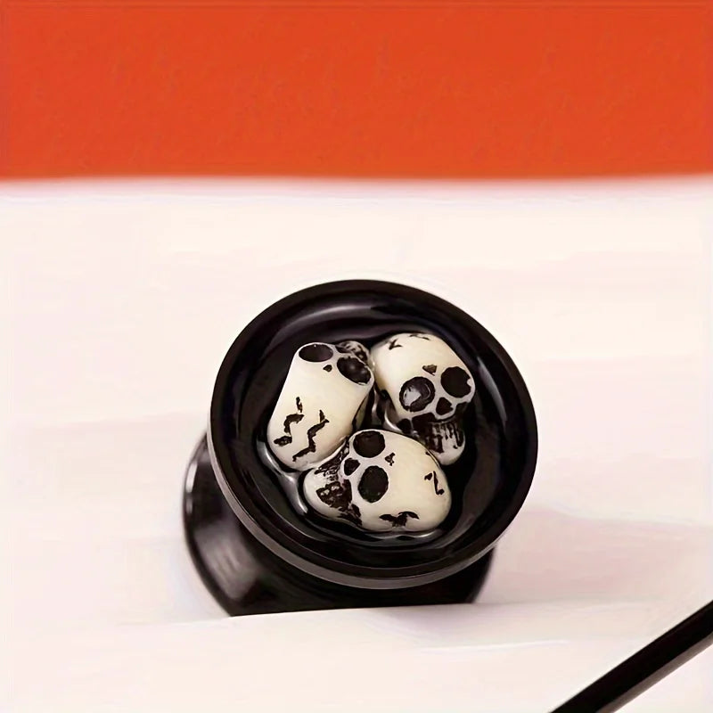Plug crânes en acrylique noir, gros plan