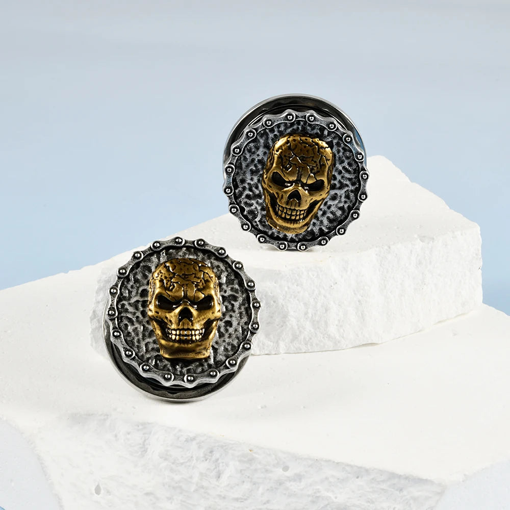 Plugs crâne doré cerclé en acier, gros plan