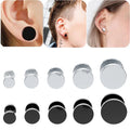 Faux plugs en acier portés sur un piercing classique