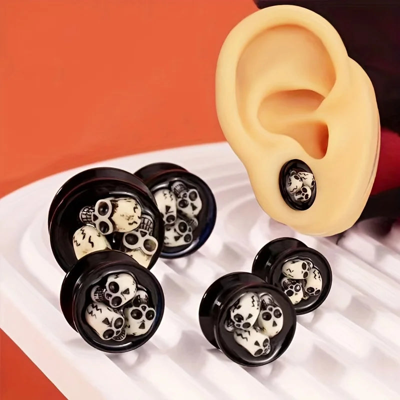 Plugs crânes en acrylique noir portés sur un lobe étiré